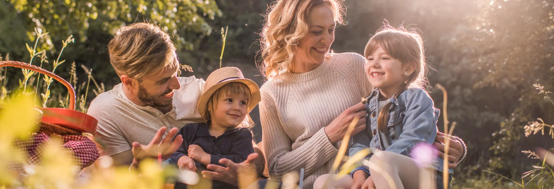 Famiglia che trascorre del tempo insieme all'aperto
